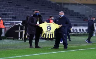 Kadıköy’de Erdoğan Yılmaz’a imzalı forma
