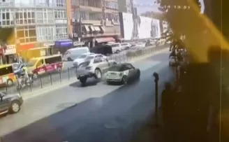 Kadıköy’de lüks araçla sollamada feci kaza: 2 yaralı
