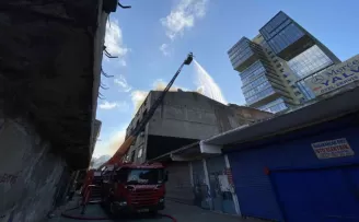 Kadıköy’de metruk binanın çatısında yangın

