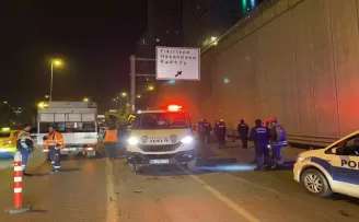 Kadıköy’de otomobil bariyerlere ok gibi saplandı
