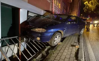 Kadıköy’de otomobil iş yerine  girdi
