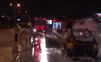Kadıköy’de ticari taksi alev alev yandı
