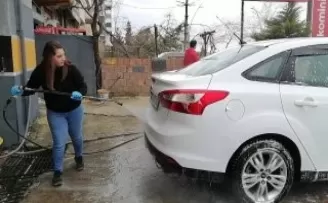Kadın girişimciler seyyar satıcılığı bırakıp oto yıkama açtılar
