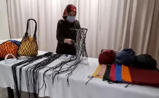 Kadınların el emeği göz nuru ürettiği deri çantalar satışa çıkıyor
