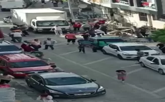 Kadınların kavgasına erkekler de dâhil oldu, ortalık savaş alanına döndü
