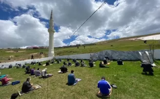 Kadırga Yaylası’ndaki üstü açık camide sosyal mesafeli cuma namazı böyle kılındı
