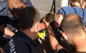 Kafası korkuluklara sıkışan çocuk böyle kurtarıldı
