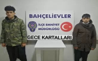 Kağıt toplayıcı kılığındaki hırsızlar kamerada
