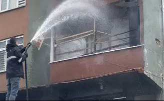 Kağıthane’de binadaki yangına hortumlu müdahale
