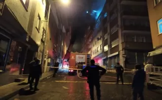 Kağıthane’de binanın çatısında korkutan yangın
