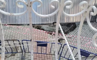 Kağıthane’de bir inşaatın istinat duvarı çöktü, yolda çatlaklar oluştu
