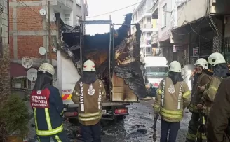 Kağıthane’de cips dolu kamyonet alev alev yandı
