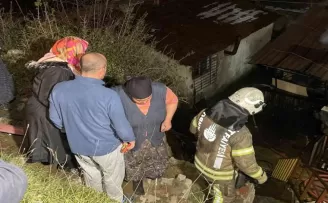 Kağıthane’de gecekondu yandı, sahibi gözyaşlarıyla izledi
