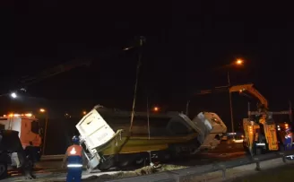 Kağıthane’de hafriyat kamyonu devrildi: 1 yaralı

