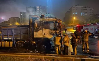 Kağıthane’de kamyon alev alev yandı
