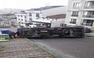 Kağıthane’de kayan kamyonet devrildi
