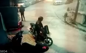 Kağıthane’de soğuk kanlı motosiklet hırsızları kamerada
