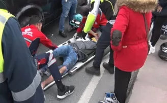 Kağıthane’de zincirleme kaza: Motosikletli kurye acı içerisinde kıvrandı
