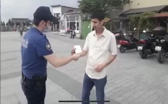 Kağıthane polisi vatandaşa maske dağıttı
