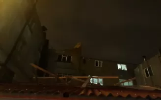 Kağıthane ve Beyoğlu’nda şiddetli rüzgar çatıları uçurdu
