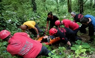 Kalede fotoğraf çekilmek isterken metrelerce yüksekten düştü
