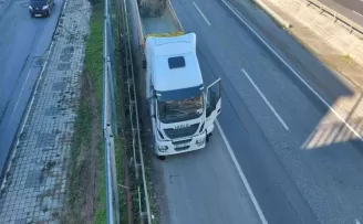 Kamyon kupası üzerine devrildi
