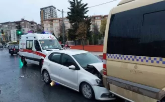 Kamyonetin çarptığı otomobil dolmuşa arkadan vurdu: 1 yaralı
