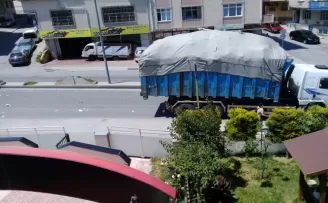 Kamyonetteki geri dönüşüm malzemeleri yola savruldu
