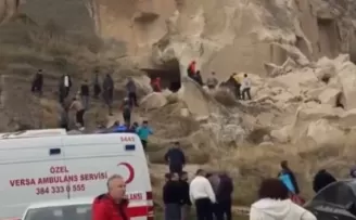 Kapadokya’da facia! Peribacaların turistlerin üstüne çöktü