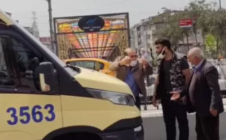 Kapısı açık ilerleyen dolmuş park halindeki otomobile çarptı
