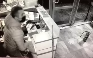 Kapısını zorlayarak içeri girdi, kasadan para çaldı
