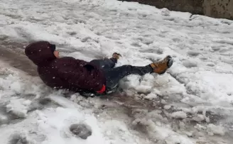 Kar yağınca kısıtlamayı unutan vatandaşlar, karın keyfini çıkardı
