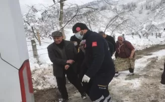 Kar yüzünden mahsur kalan hastaların imdadına 112 çalışanları yetişti
