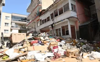 Karabağlar’da ’çöp ev’den 12 kamyon atık çıkarıldı