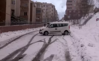Karda araçları kayan sürücülerin zor anları
