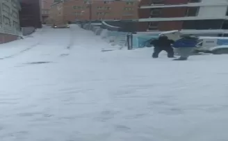 Karda kayan taksiden atlayan yolcu kamerada
