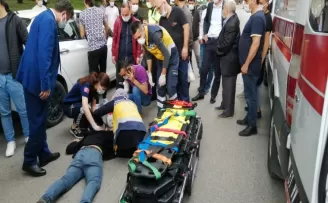 Karşıdan karşıya geçmek isterken az kalsın bir otomobilin altında kalacaktı
