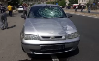 Karşıdan karşıya geçmek isterken otomobilin altında kaldı
