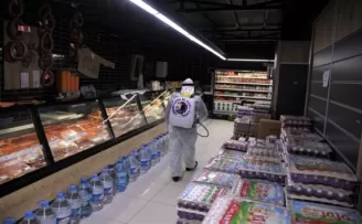 Kartal Belediyesi’nin dezenfekte çalışmaları marketlerde devam etti
