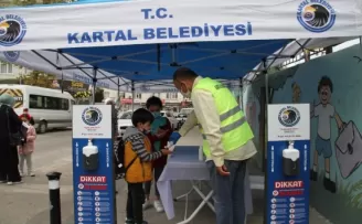 Kartal Belediyesi yüz yüze eğitimin ilk gününde öğrencilerin yanında
