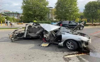 Kartal’da ağaca çarpan otomobil pert oldu, sürücüsü ölümden döndü
