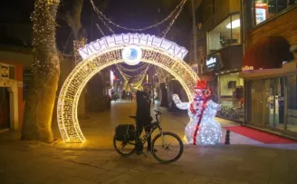 Kartal’da cadde ve meydanlar yeni yıl için süslendi
