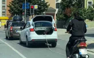 Kartal’da ilginç anlar: Motosiklet çeken aracın bagajından çıktı

