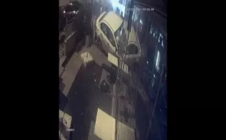 Kartal’da kafa kafaya çarpışan araçlardan biri börekçiye daldı
