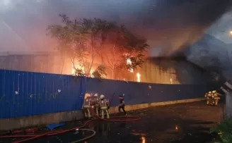 Kartal’da kağıt fabrikası alev alev yandı
