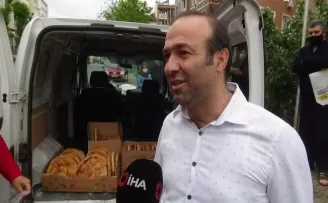 Kartal’da kapı kapı dolaşarak ekmek dağıttılar
