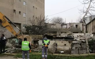 Kartal’da metruk yapıların yıkımı devam ediyor
