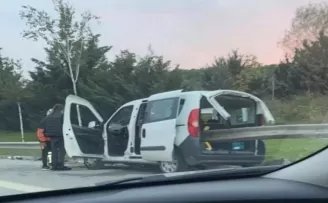 Kartal’da otomobil bariyerlere saplandı
