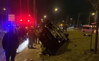 Kartal’da trafik kazası: Yoldan çıkan araç takla attı
