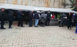 Kaş’ta depremzedelere sıcak yemek desteği
